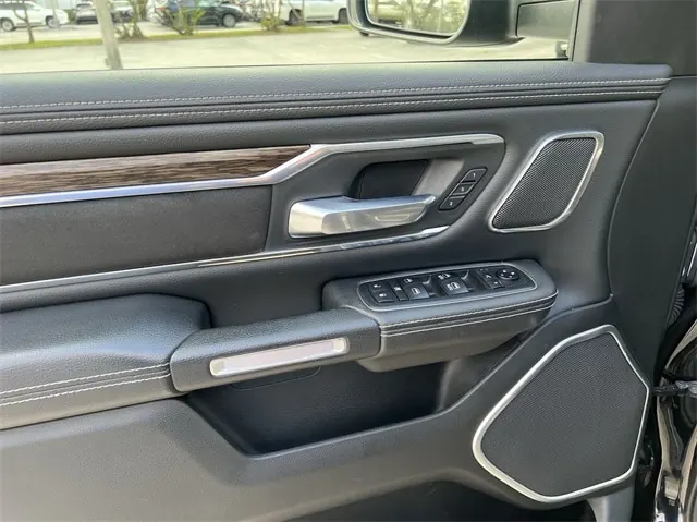 2019 RAM 1500 Laramie 4WD Crew Cab 6'4 - Photo 13
