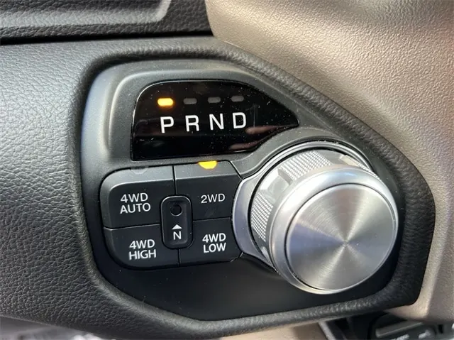 2019 RAM 1500 Laramie 4WD Crew Cab 6'4 - Photo 20