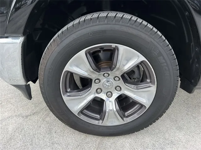 2019 RAM 1500 Laramie 4WD Crew Cab 6'4 - Photo 10