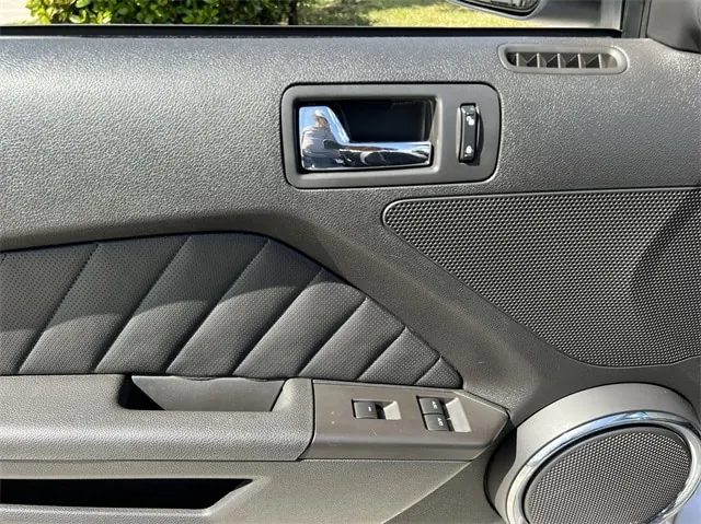 2012 Ford Mustang V6 - Photo 13