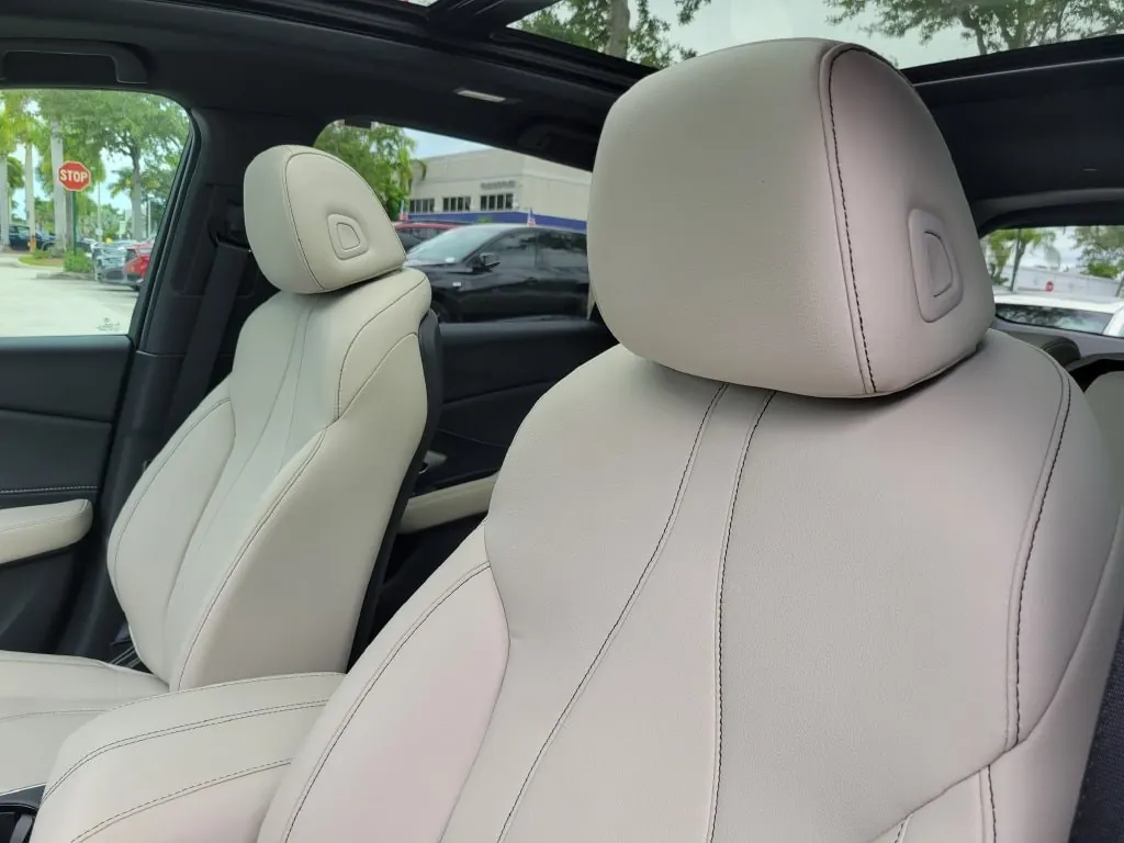 2025 Acura RDX SH-AWD - Photo 17