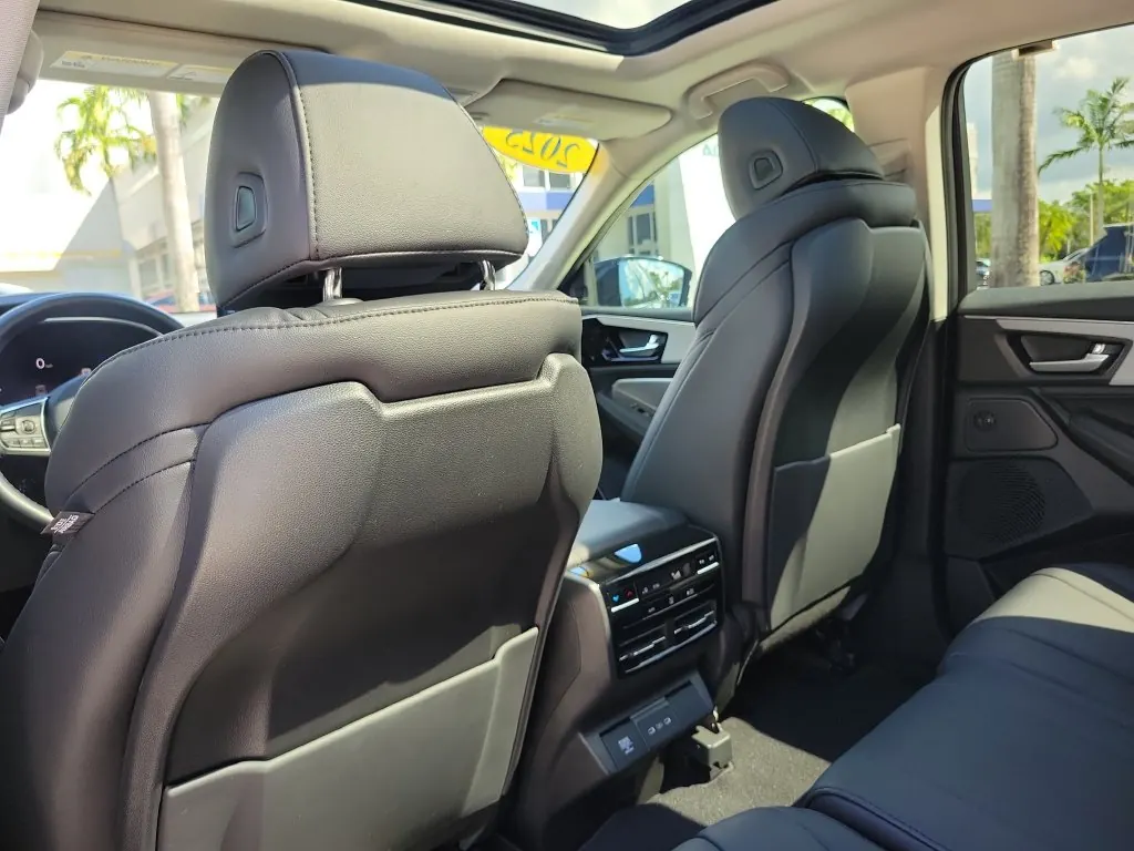 2025 Acura MDX SH-AWD - Photo 15