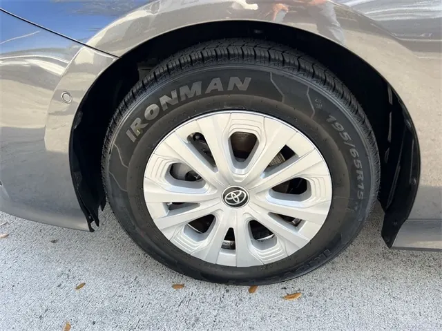 2019 Toyota Prius LE FWD - Photo 10