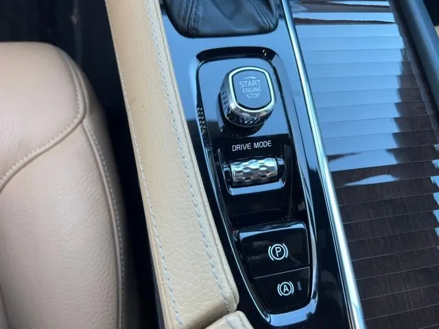 2018 Volvo XC90 T6 AWD Momentum - Photo 27