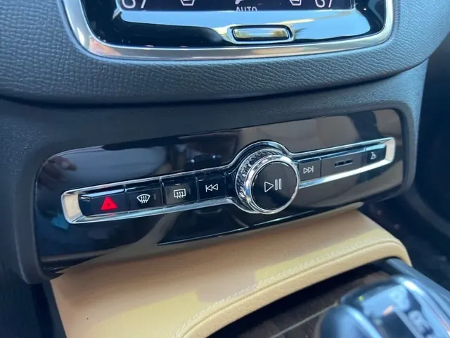 2018 Volvo XC90 T6 AWD Momentum - Photo 25