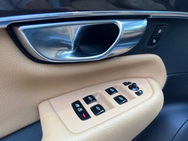 2018 Volvo XC90 T6 AWD Momentum - Photo 32