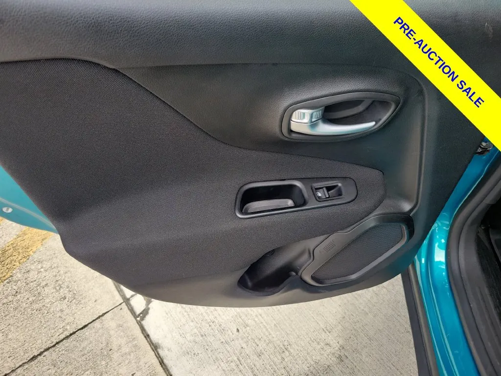 2020 Jeep Renegade Latitude FWD - Photo 13