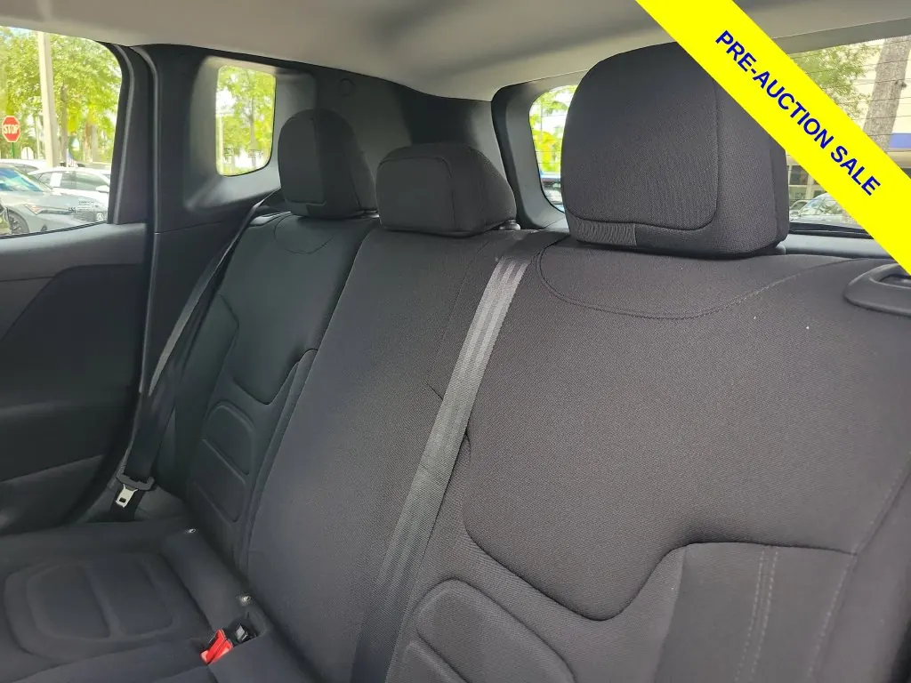 2020 Jeep Renegade Latitude FWD - Photo 12