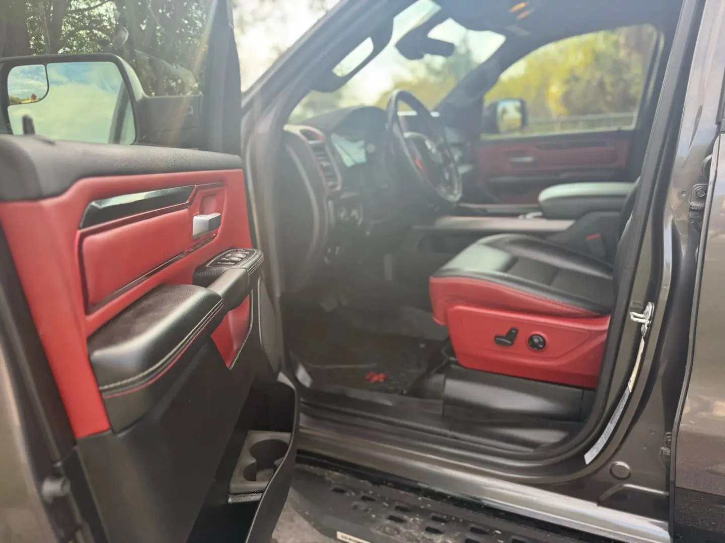2020 RAM 1500 Rebel 4WD Crew Cab 5'7 - Photo 15