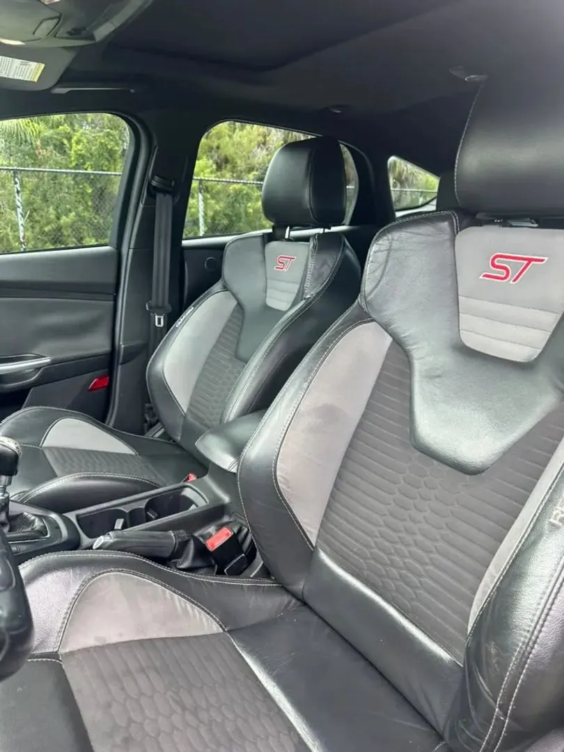 2018 Ford Focus ST Hatchback - Photo 10