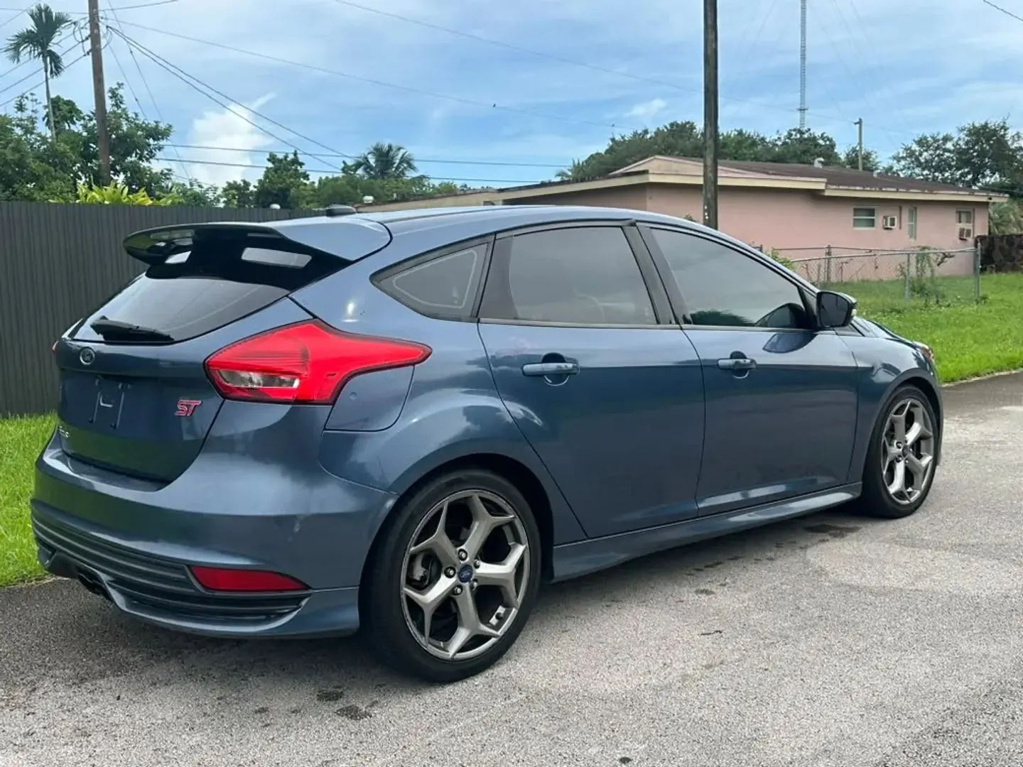 2018 Ford Focus ST Hatchback - Photo 4
