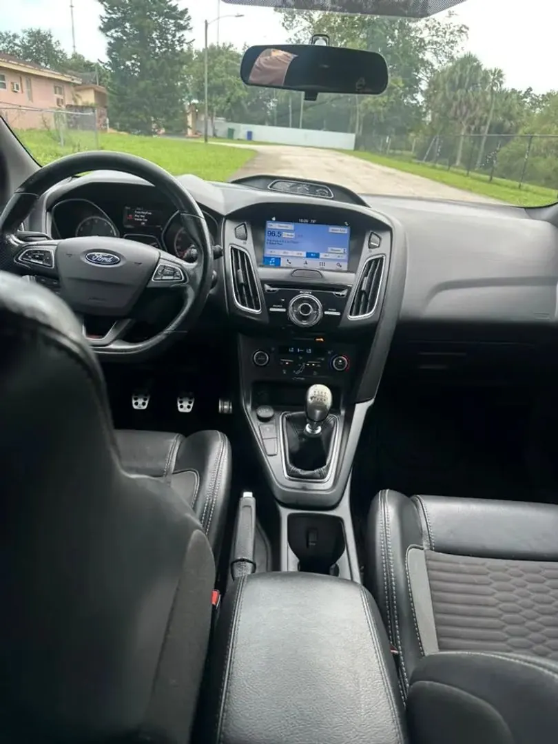 2018 Ford Focus ST Hatchback - Photo 12