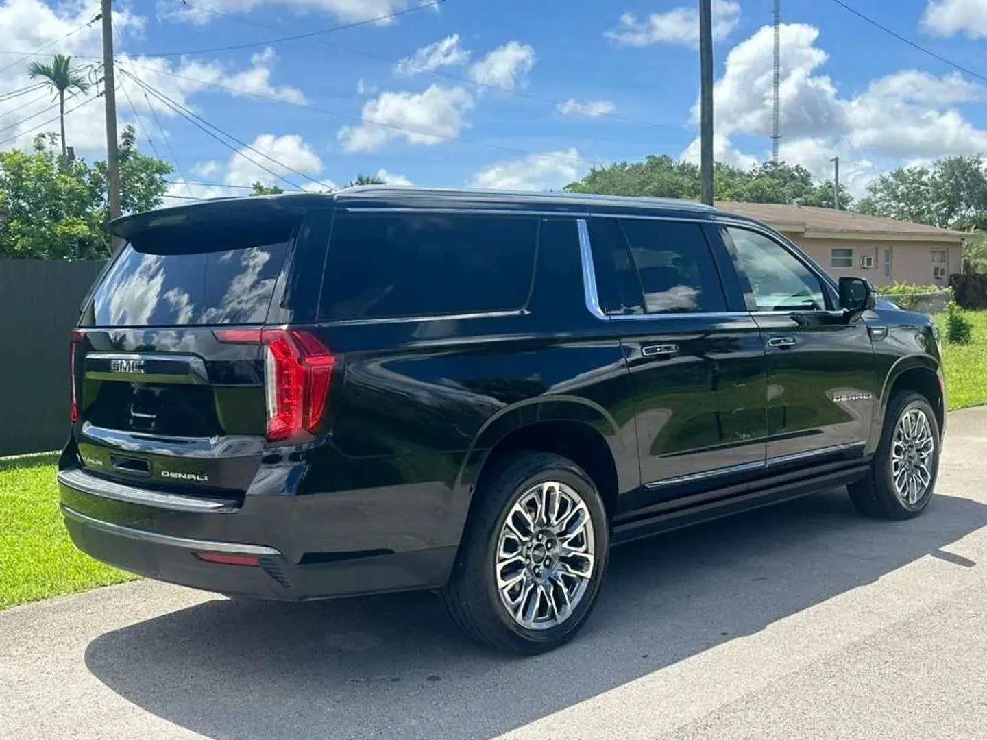 2023 GMC Yukon Denali Ultimate AWD - Photo 5