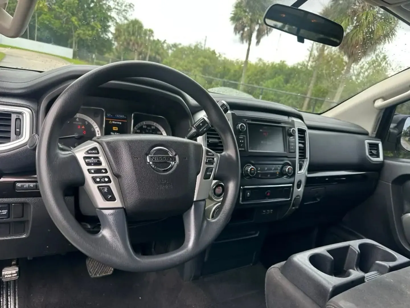 2019 Nissan Titan SV 4WD Crew Cab - Photo 10