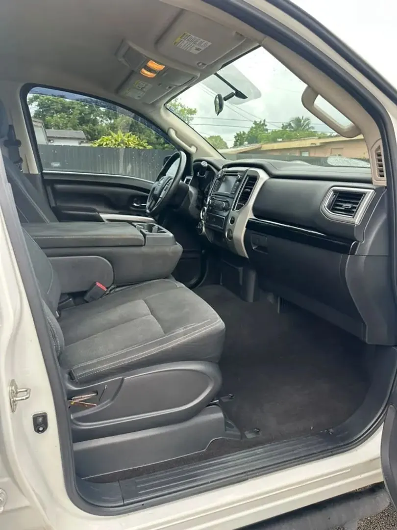 2019 Nissan Titan SV 4WD Crew Cab - Photo 16