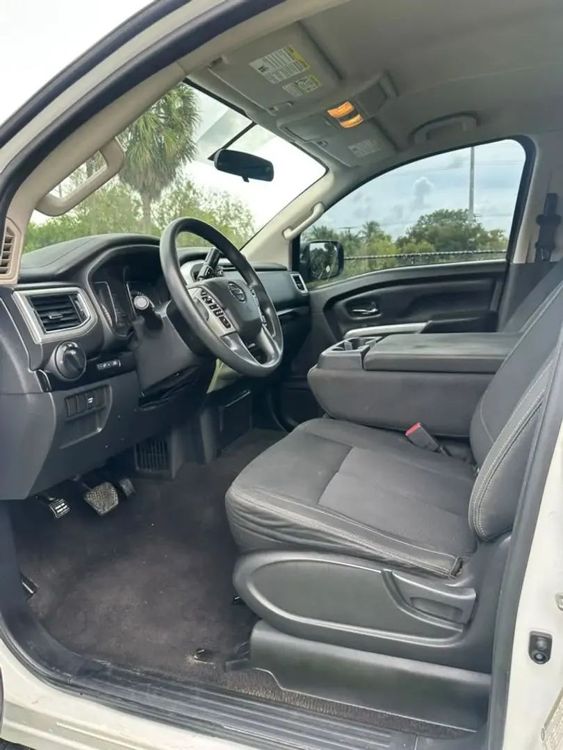 2019 Nissan Titan SV 4WD Crew Cab - Photo 9