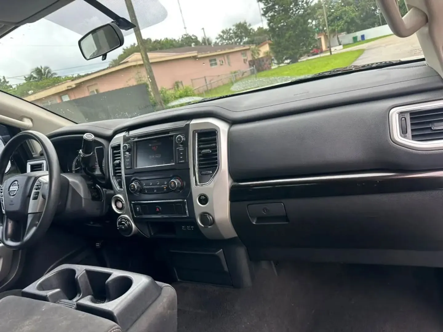 2019 Nissan Titan SV 4WD Crew Cab - Photo 15