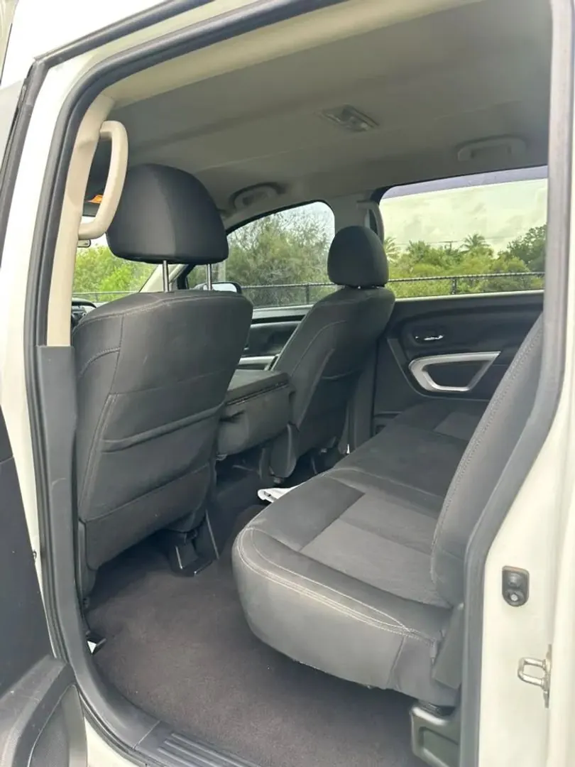 2019 Nissan Titan SV 4WD Crew Cab - Photo 12
