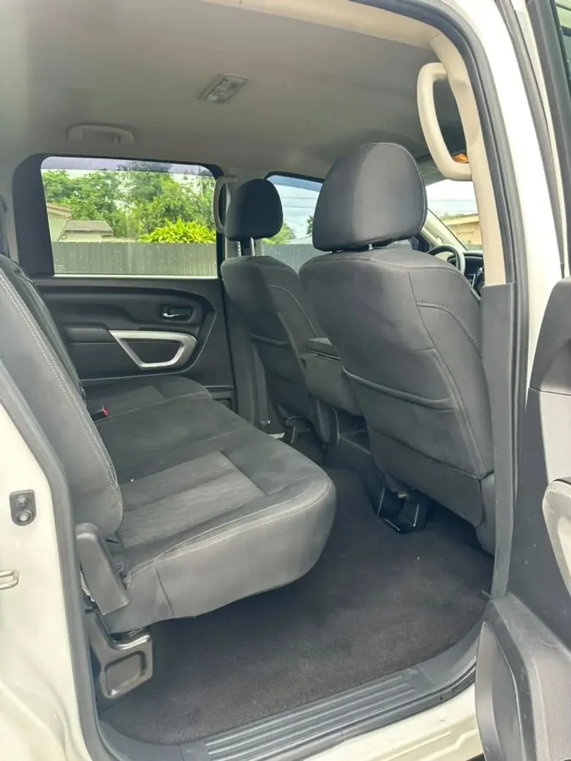 2019 Nissan Titan SV 4WD Crew Cab - Photo 13