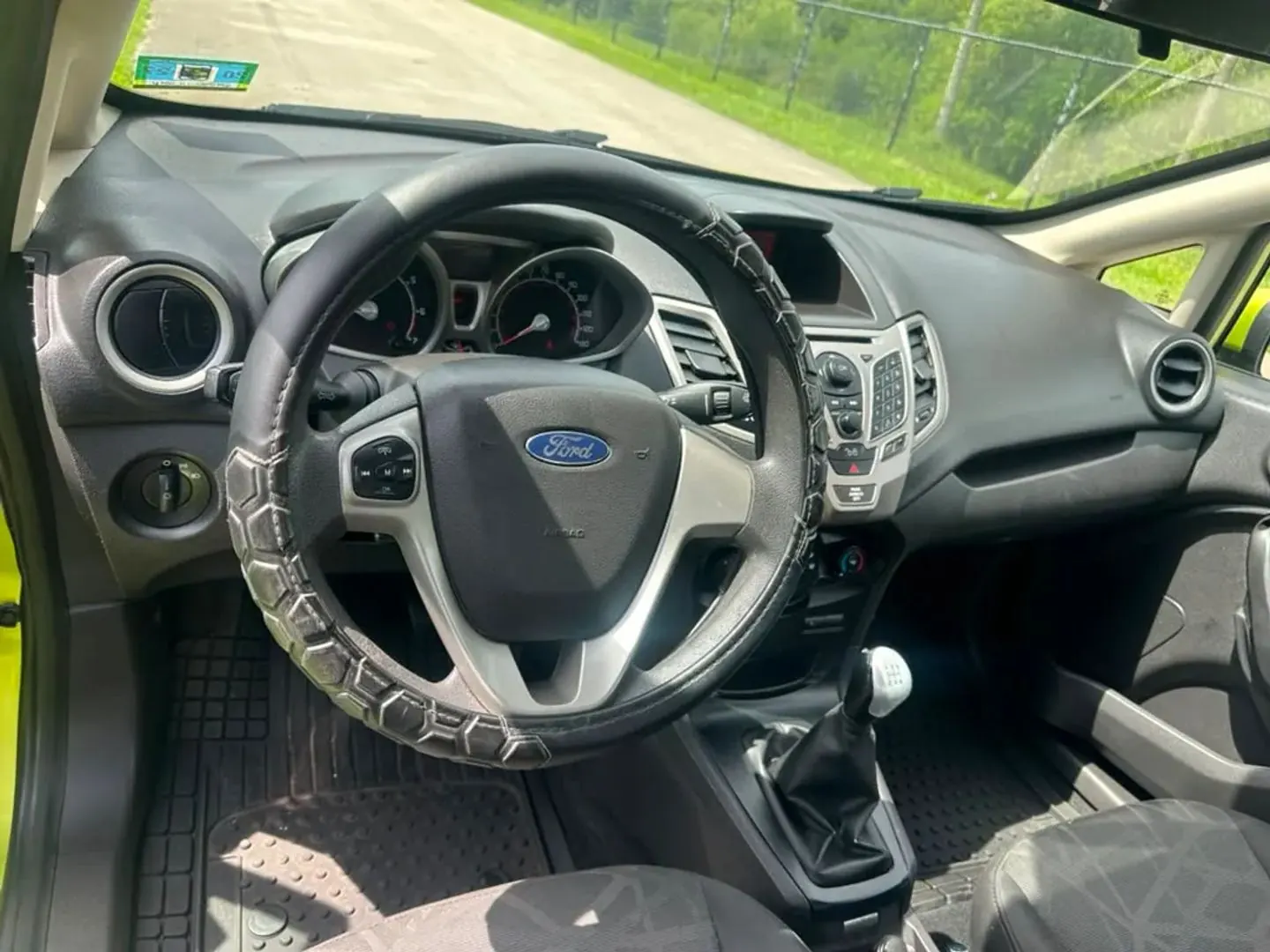 2012 Ford Fiesta SE Sedan - Photo 10