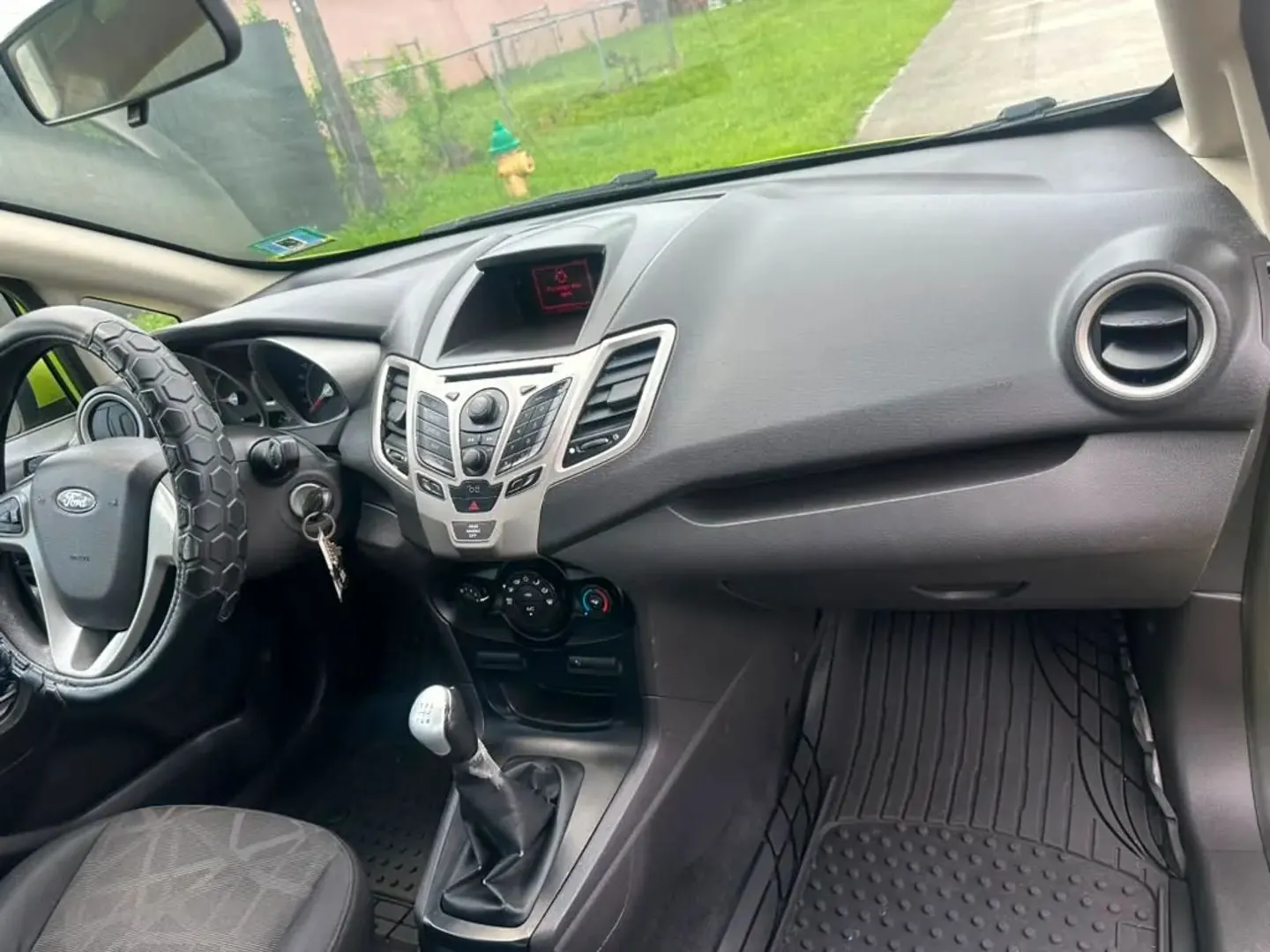 2012 Ford Fiesta SE Sedan - Photo 14