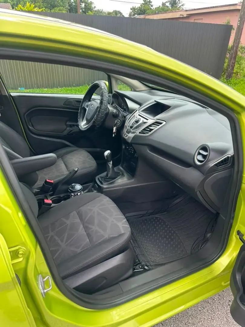 2012 Ford Fiesta SE Sedan - Photo 13