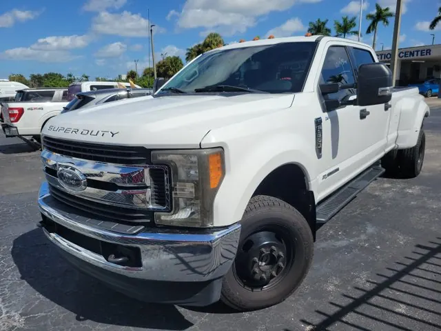 2018 Ford Super Duty F-350 DRW XLT 4WD Crew Cab 8' Box - Photo 2