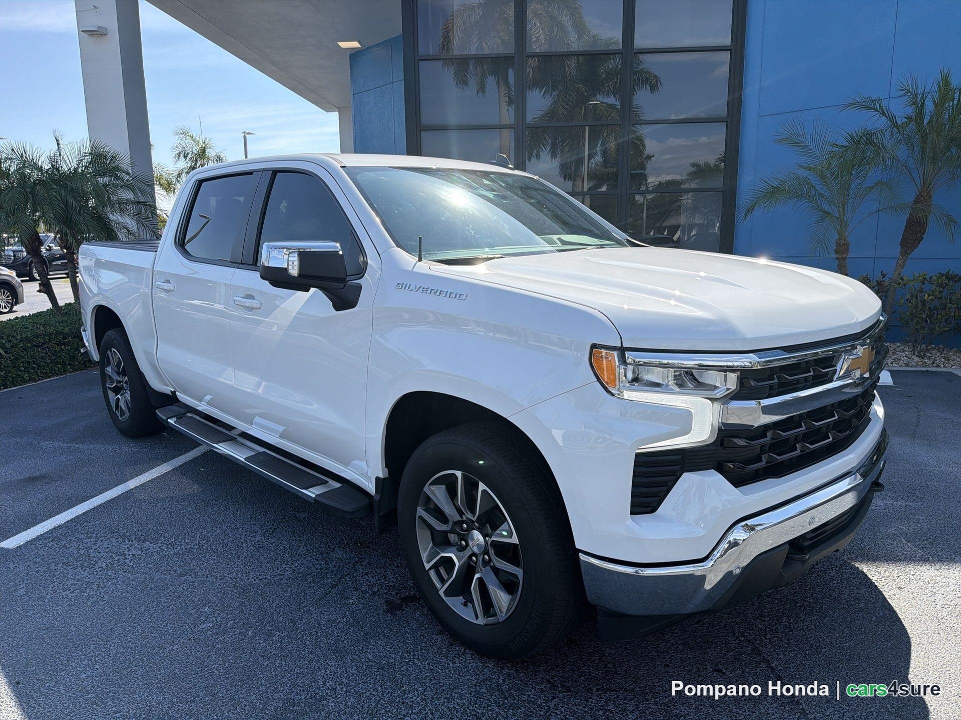 2024 CHEVROLET Silverado LT - Photo 2