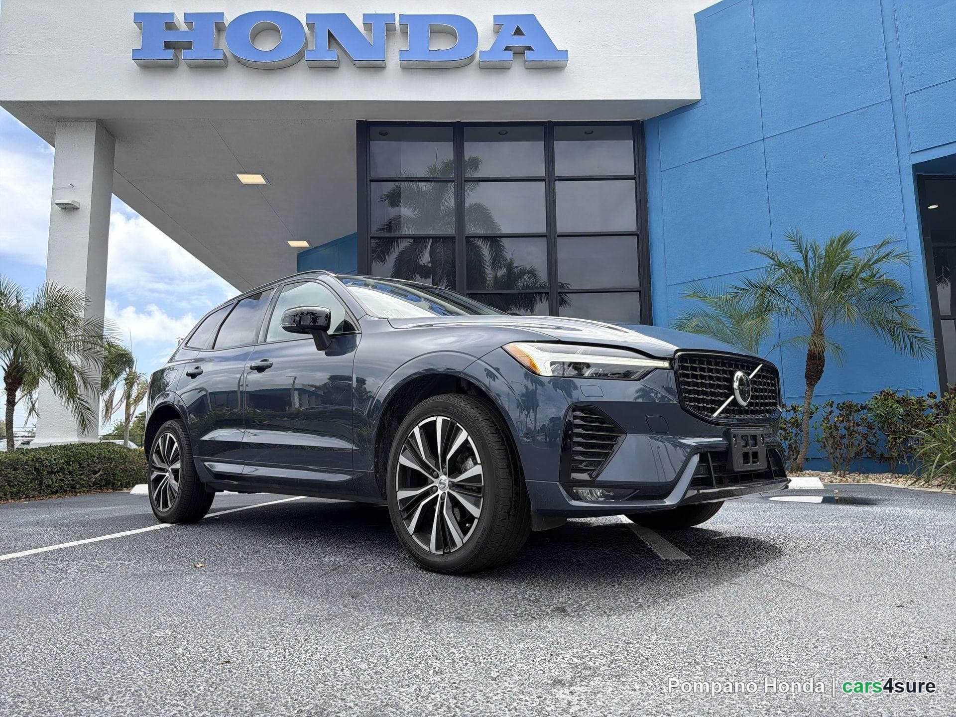 2023 VOLVO XC60 Plus Dark