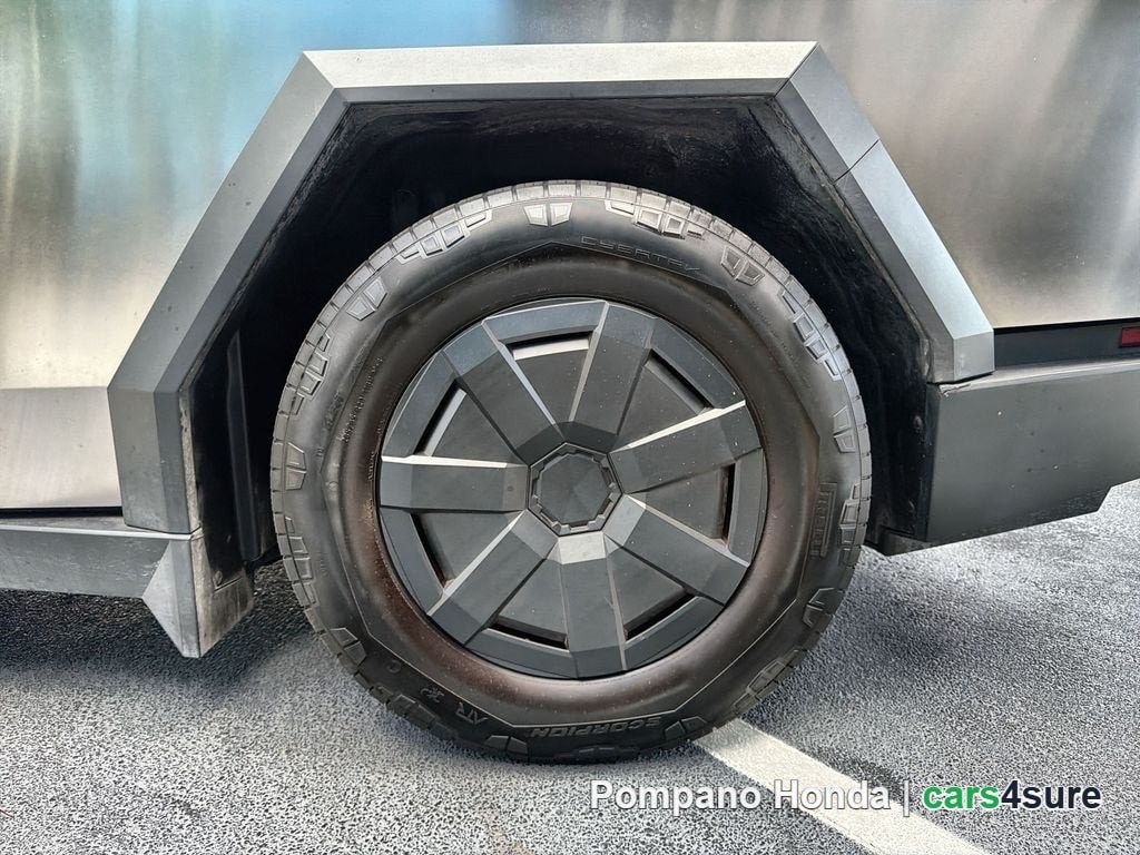 2025 TESLA Cybertruck - Photo 8
