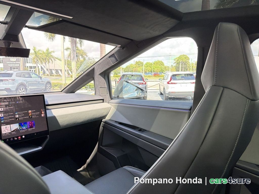 2025 TESLA Cybertruck - Photo 16