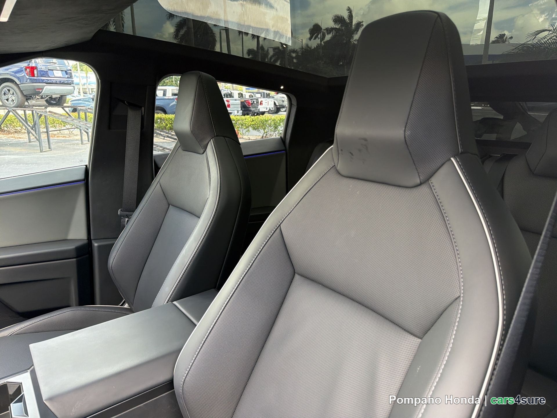 2025 TESLA Cybertruck - Photo 18