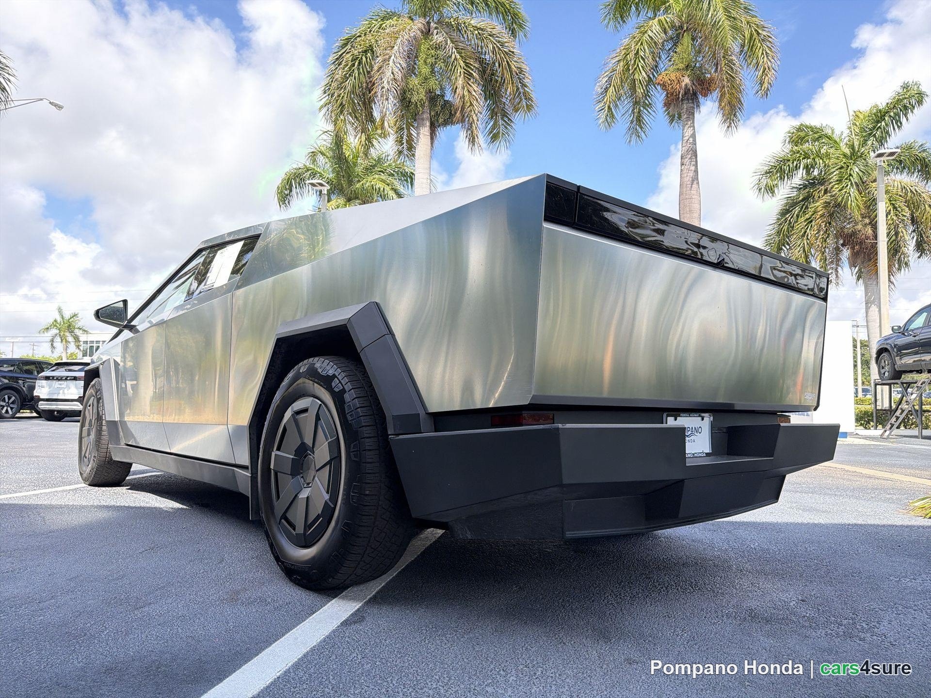 2025 TESLA Cybertruck - Photo 19