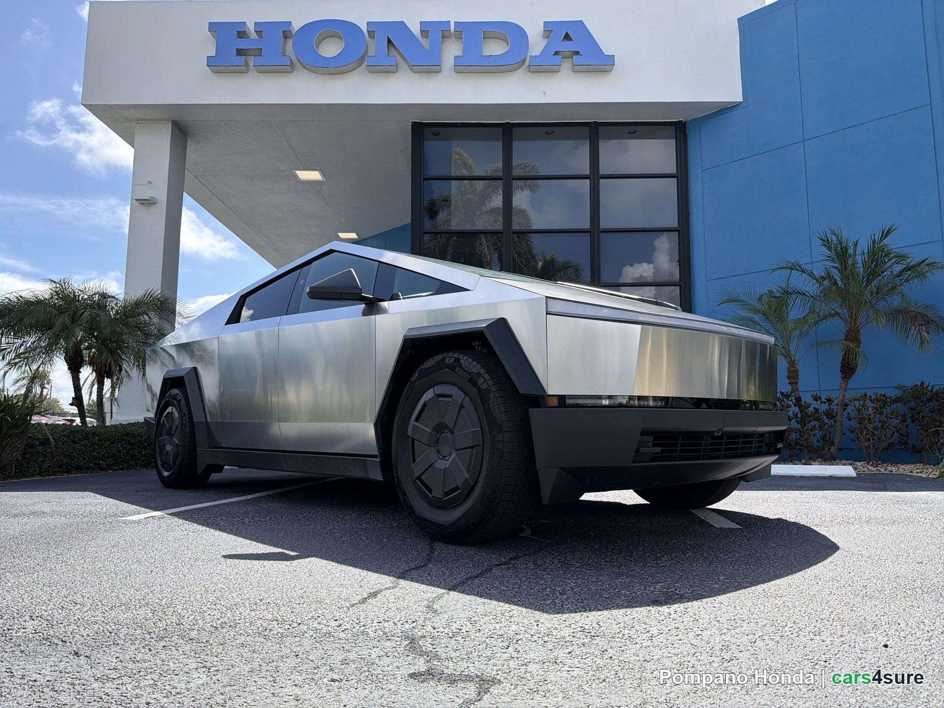 2025 TESLA Cybertruck - Photo 20